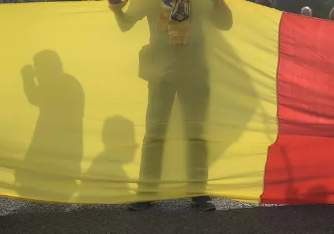 Dialogul surzilor. Cum a ajuns România să fie împărțită între caricaturile neo-legionarilor cu opinci și ale hipsterilor corporatiști cu pălăriuță