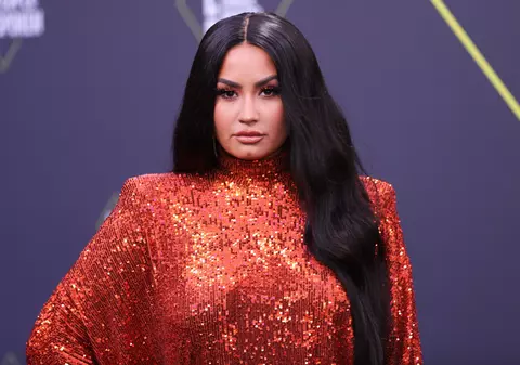 Cântăreața Demi Lovato mărturisește că a fost violată în adolescenţă