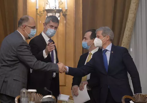 Cum împarți două funcții la trei partide. Faci patru funcții. Scenariile prin care PNL, USR-PLUS și UDMR se bat pe posturi la șefia TVR și a Radioului Public