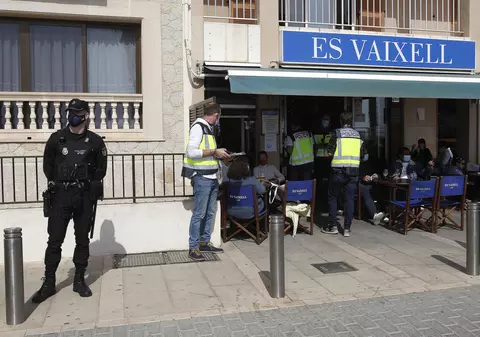 10 ani de interdicție în Palma de Mallorca pentru un german prins că fotografia pe ascuns sub fusta femeilor. Ce au găsit polițiștii în telefonul individului