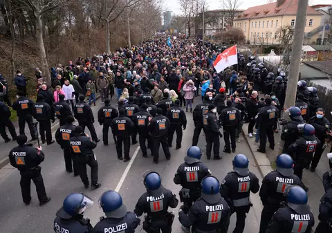 12 polițiști, răniți în timpul protestelor din mai multe orașe din Germania: „Destul, pandemia s-a încheiat”