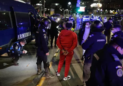 Amenzi de 400.000 de lei după o noapte cu proteste antirestricții în 70 de orașe