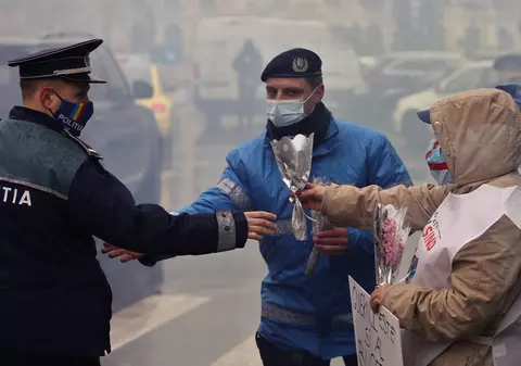 Jandarmii și polițiștii au primit flori de 1 martie chiar de la protestatarele din fața Ministerului Muncii