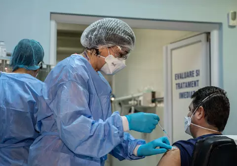 Peste 48.000 de persoane, vaccinate anti-COVID-19 în ultimele 24 de ore. S-au înregistrat 312 de reacții adverse