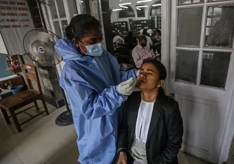 India anunță că a descoperit o nouă variantă COVID dublu mutantă. Experții britanici consideră ”afirmațiile îndrăznețe”