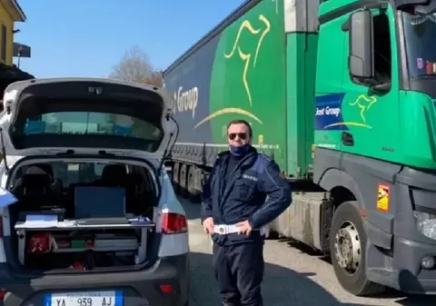 Șofer român de TIR pus să doarmă și să plătească 7.000 € amendă, înainte să plece din nou la drum, în Italia