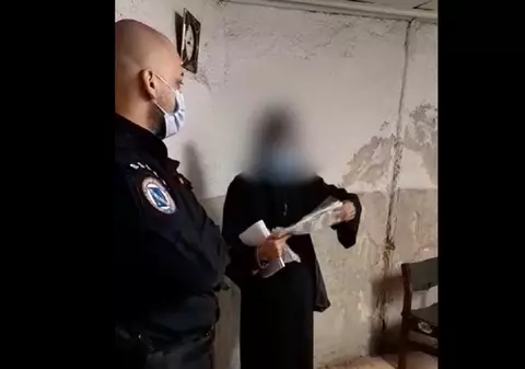 VIDEO | Bărbat îmbrăcat în măicuță, cu mâna întinsă, la metrou: „De obicei cerșesc în pijamale, acum sunt în doliu, mamă”