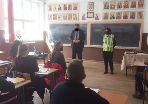 Mască desenată pe faţa unui profesor într-o fotografie de promovare trimisă presei de către IPJ Suceava