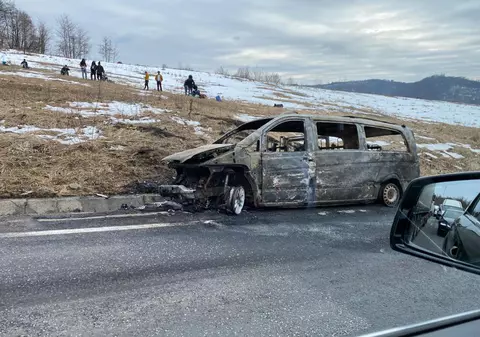Un microbuz cu 8 pasageri din Brașov a luat foc în mers. Traficul este blocat pe DN 1