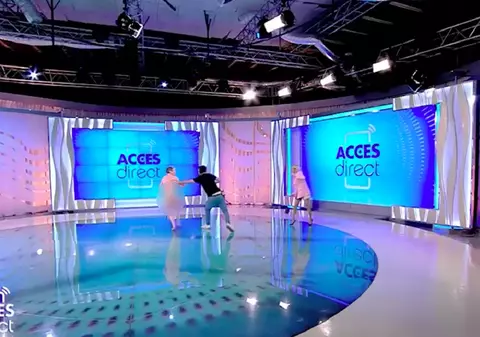 Femeia dezbrăcată care a atacat-o pe Mirela Vaida în platou la Acces Direct, cu un bolovan, e din Iași și acum 8 zile era internată în spital