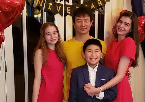 Monica Gabor, foarte apropiată de Anthony, fiul lui Mr. Pink. Îl consideră deja copilul ei. Cum au apărut împreună