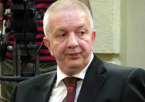 Când un milionar ajunge să câștige mai mulți bani din funcția la o companie de stat decât din cea de șef la propriul hotel