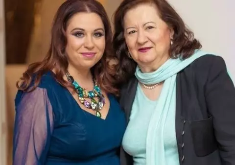 Oana Roman o duce pe Mioara Roman într-un centru medical. A semnat deja contractul: „Locul este de cinci stele”