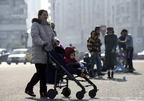 PROIECT | Stimulentul de inserție crește la 1.500 de lei pe lună pentru părinții care se întorc la lucru înainte de 6 luni
