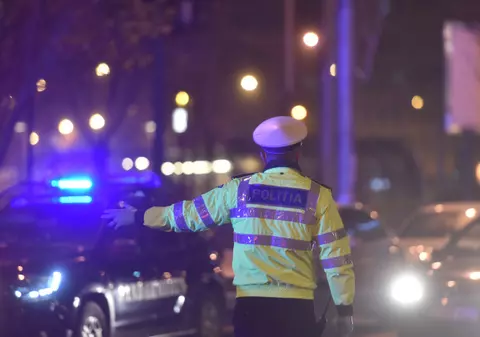 Urmărire ca în filme în Prahova. Un șofer beat și fără permis a lovit mașina poliției