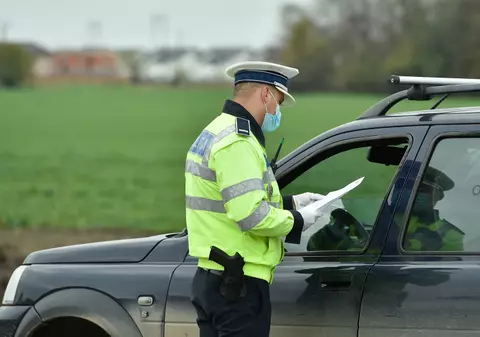 Prins beat la volan, un șofer din Timiș i-a lovit și înjurat pe polițiști. "Îți dau un cap în gură!"