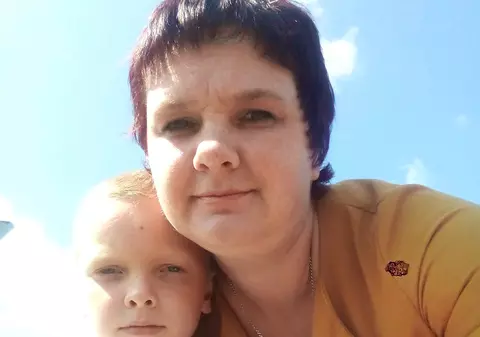 O mamă, acuzată că și-a torturat până la moarte fiul de 8 ani, în Rusia. Băiatul i-ar fi spus tatălui vitreg că ea are un amant