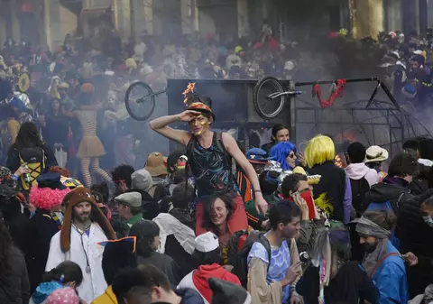 Aproape 6.500 de oameni au sfidat restricțiile anti-COVID pentru a petrece la carnavalul din Marsilia. „Un eveniment lipsit de orice responsabilitate”