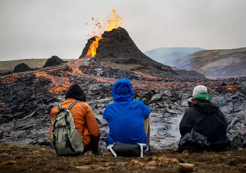 Vulcanul care a erupt în Islanda, principalul punct de atracție al insulei. Unii turiști chiar au fript cârnați deasupra pământului încins