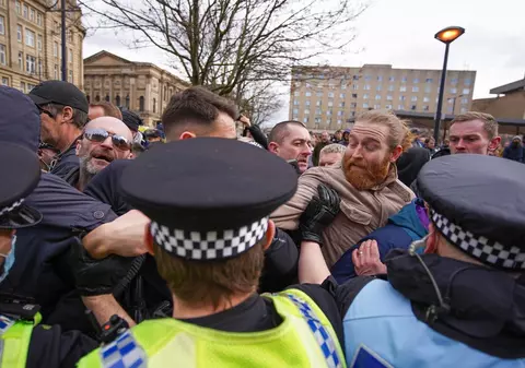 9 polițiști, răniți în protestele de la Bradford. Un grup de manifestanți încercat să atace un centru de vaccinare