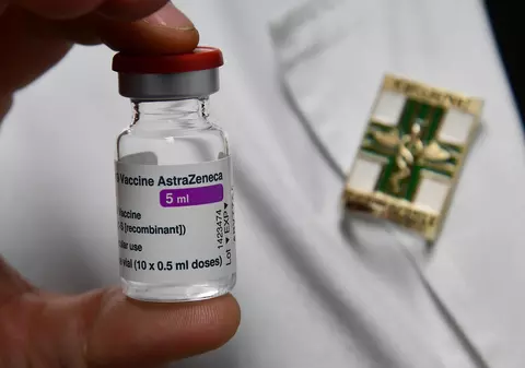 Marea Britanie a raportat 7 cazuri mortale de cheaguri de sânge la peste 18 milioane de doze AstraZeneca administrate