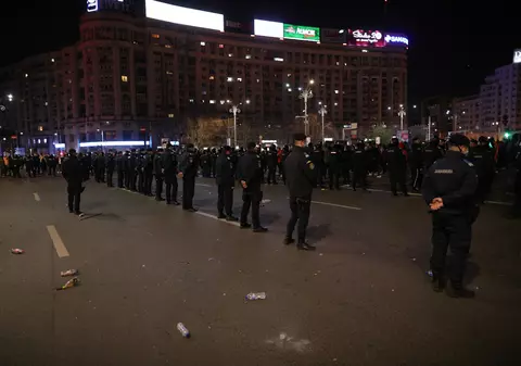 Jandarmi loviți cu pietre, sticle și petarde în timpul protestelor de la Galați. Au fost aplicate amenzi de 84.000 de lei﻿