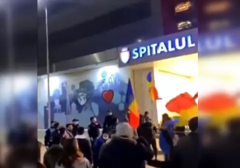 Manifestanții din Bacău au strigat ”Hoții!” și ”Asasinii!” în fața spitalului municipal, unde sunt tratați pacienți cu COVID