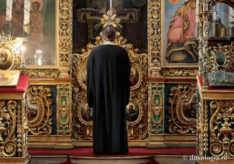 Un preot din Cluj a fost amendat după ce i-a binecuvântat pe jandarmi. Ce scrie în procesul-verbal