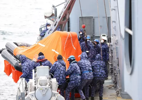 A fost găsită o plută de salvare a navei scufundate în Marea Neagră. Continuă căutările pentru ultima persoană a echipajului ucrainean