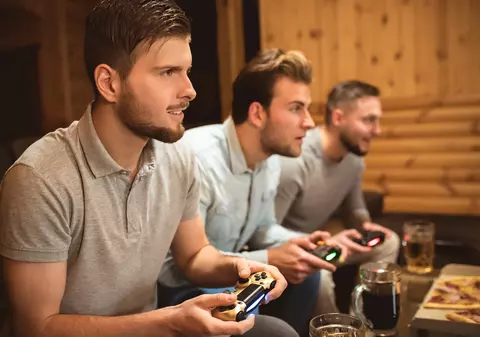 Studiu: Tinerii americani renunță din ce în ce mai mult la sex pentru alcool și jocuri video