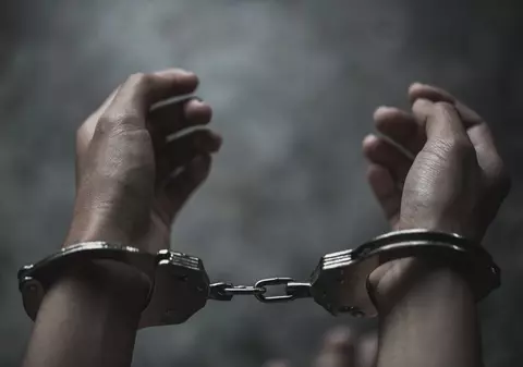 O femeie acuză abuzurile polițiștilor de la Secția 16, aceiași care au torturat doi bărbați anul trecut: „Din drogată, bețivă și zdreanță nu m-au scos timp de două ore”