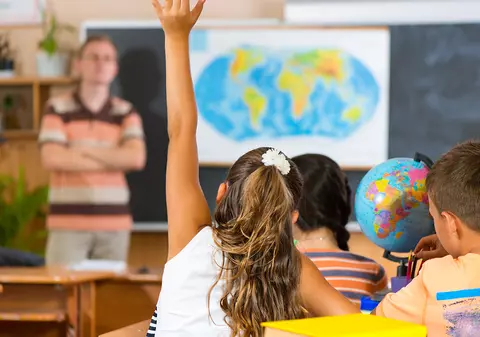 Sancțiunile pentru profesorul din Iași acuzat că înjură elevii: rămâne la catedră, cu salariul scăzut de 15%