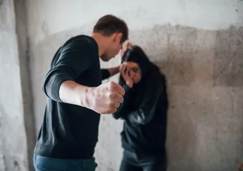 „Bărbații trebuie să-și corecteze comportamentul agresiv, nu să-l justifice”. Un sociolog britanic propune soluții concrete pentru a opri violența asupra femeilor