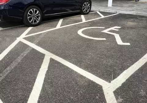 Plângere penală pe numele unui șofer care a ocupat locul de parcare al unei persoane cu handicap. „A accelerat spre mine cu intenția de a mă lovi”