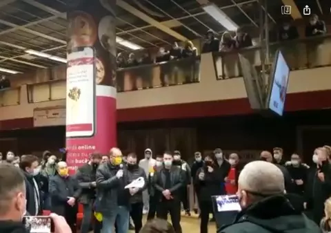 VIDEO | Încheierea protestului de la metrou, sărbătorită pe peron de sindicaliști cu urale și aplauze