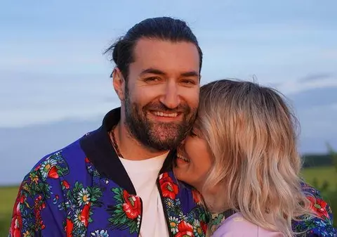 Imaginea cu Gina Pistol și Smiley a făcut senzație în mediul virtual. Cei doi au fost surprinși în timp ce se sărutau. „Cred că bebele deja este la ușă”