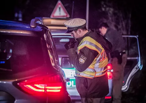 Șofer român adormit cu capul pe volan, cu piciorul pe frână și mâna pe schimbătorul băgat în marșarier, în mașina cu care livra colete, în Germania