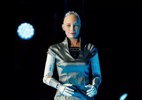 Un tablou digital pictat de robotul umanoid Sophia, vândut la licitație cu 700.000 de dolari