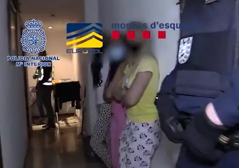 VIDEO | Românce însemnate cu tatuaje, ca să nu se mai certe proxeneții între ei ale cui sunt fetele, în Spania