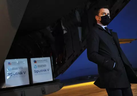 Strategia comună a UE pentru vaccinare se clatină. Austria și Danemarca încheie o alianță cu Israel, iar statele estice caută salvarea la Rusia și China