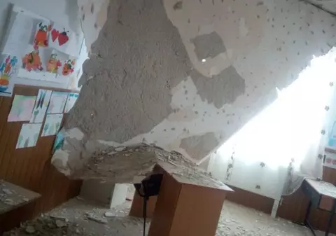 Tavanul unei clase de la o școală din județul Giurgiu, renovată recent, s-a prăbușit peste noapte. „Bine că noaptea, altfel...”