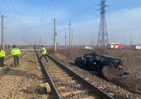 Mașină spulberată de tren, la o trecere de cale ferată din Vrancea. Șoferul a decedat, iar o fetiță de 10 ani este rănită