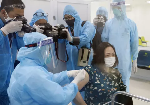 De ce spun experții că o comparare a eficacității vaccinurilor poate fi înșelătoare și că cel mai bun vaccin este de fapt primul la care avem acces