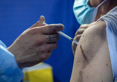 Franța vrea să suplimenteze personalul sanitar care administrează vaccinuri anti-Covid. Pe listă sunt veterinarii și studenții