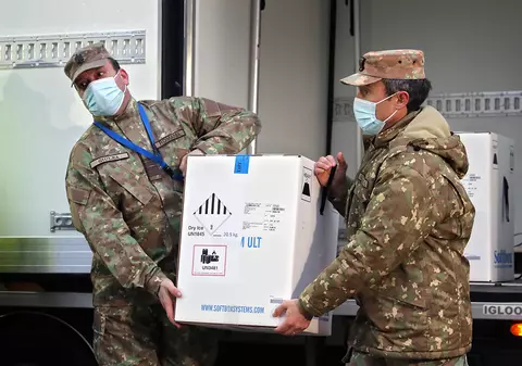 Alte 500.000 de doze de vaccin Pfizer ajung luni în România. Cum sunt distribuite