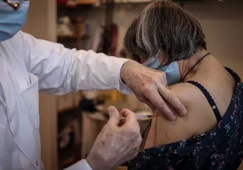 Valeriu Gheorghiță anunță că în opt municipii începe vaccinarea anti-COVID pentru persoanele din etapa a treia. Lista localităților