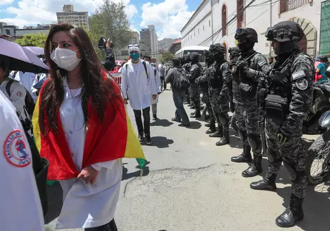 Mai mulți studenți din Bolivia au murit, după ce au căzut de la etajul patru al unei universități, în urma unei busculade