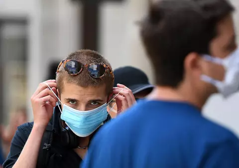 Măștile de protecție vor fi necesare timp de câțiva ani, susține epidemiologul-șef al Angliei