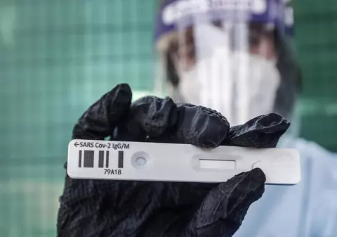 GCS: Újabb 112 fertőzött halálát okozta a koronavírus Romániában, 22.132-re nőtt az elhalálozások száma