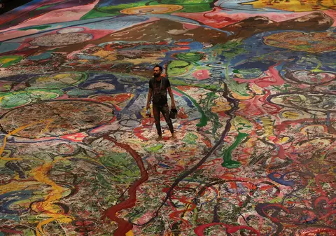 „Călătoria umanității”, pictată în cel mai mare tablou din lume, care acoperă patru terenuri de baschet. Opera de artă, vândută acum la o licitație